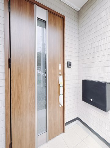 【新築戸建】足利市今福町第1の玄関|■玄関｜「玄関から、我が家を心地よく。自然の風や光を感じられる気持ちのいい玄関へ。」永く居心地のいい暮らしを演出する快適性能と安心を両立させたドアを採用しました！