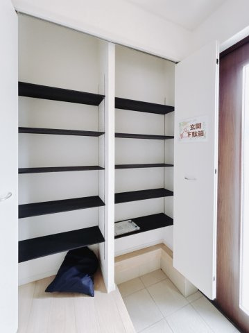 【新築戸建】足利市今福町第1の収納|■玄関｜家族の靴がしまえる便利な収納。お子さんがお年頃になってもたくさんオシャレができますね♪