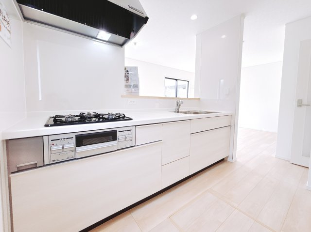 【新築戸建】足利市今福町第1のキッチン|■キッチン｜お料理をしながら会話も弾むカウンターキッチン。出来上がったお料理をカウンター越しからお子様に運んでもらったりと、お手伝いも楽しくしてもらえることができます♪