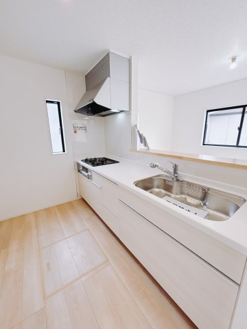 【新築戸建】足利市今福町第1のキッチン|■キッチン｜ワークトップ下には、圧力鍋やパスタ鍋などのかさばる調理器具もラクラク収納可能なスライド収納！ものが溢れがちなキッチン回りもスッキリきれいに管理ができます♪