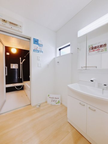【新築戸建】足利市今福町第1の洗面所|■洗面室｜洗濯機を置いてもゆとりある広さの洗面脱衣室です♪三面鏡の洗面化粧台なので身支度もしやすくおしゃれが好きな方にも嬉しい設計です♪窓があるので換気の際も楽ちんです♪