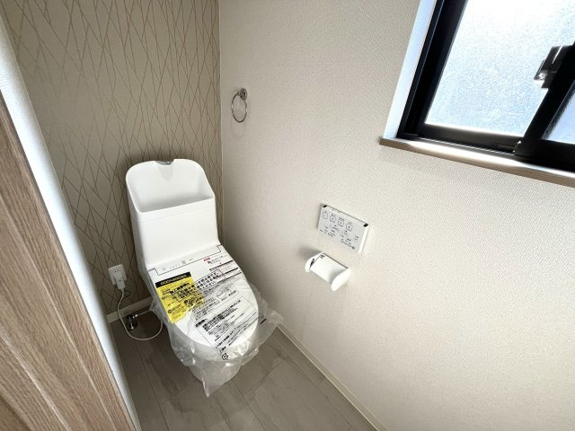 【トイレ】 | 仲介手数料無料！小羽山小学校に通えるリフォーム済み中古住宅　宇部市大字上宇部広田 | 落ち着いた色調のトイレです