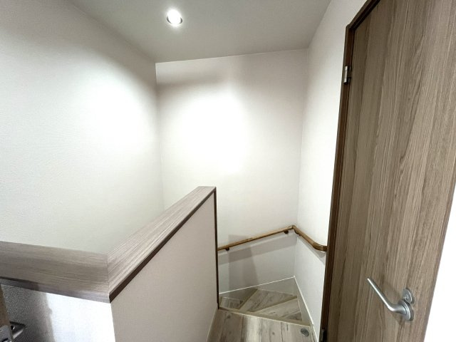 【その他】 | 仲介手数料無料！小羽山小学校に通えるリフォーム済み中古住宅　宇部市大字上宇部広田 | 階段には手すりも付いて安心ですね。