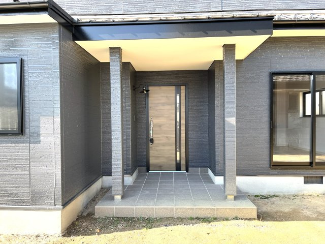 【玄関】 | 仲介手数料無料！小羽山小学校に通えるリフォーム済み中古住宅　宇部市大字上宇部広田 | ゆったりとした玄関です