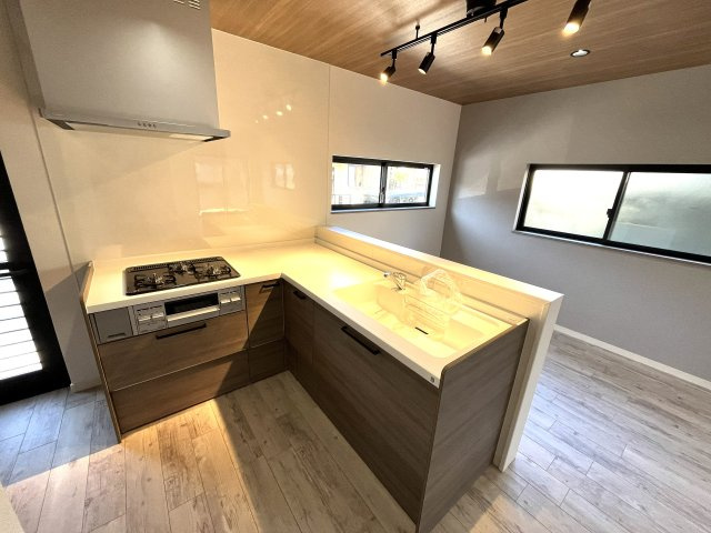 【キッチン】 | 仲介手数料無料！小羽山小学校に通えるリフォーム済み中古住宅　宇部市大字上宇部広田 | 使い勝手の良いシステムキッチンで楽しくクッキング♪