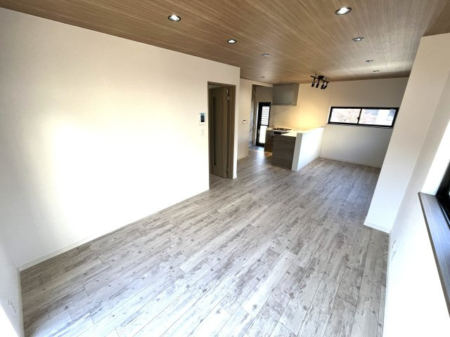 【居間・リビング】 | 仲介手数料無料！小羽山小学校に通えるリフォーム済み中古住宅　宇部市大字上宇部広田 | ゆったりとしたリビングは家族の団らんがはずみますね♪