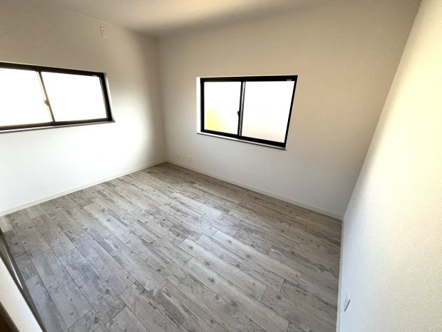 【洋室】 | 仲介手数料無料！小羽山小学校に通えるリフォーム済み中古住宅　宇部市大字上宇部広田 | ２面採光の明るいお部屋で健やかな毎日