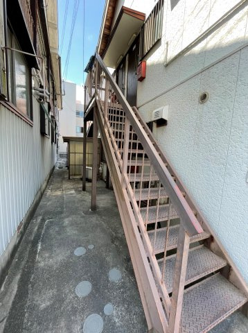 ハウス久栄のエントランス|別部屋同間取りのお写真となります。参考にご覧くださいませ。