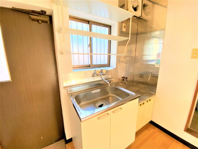ハウス久栄のキッチン|別部屋同間取りのお写真となります。参考にご覧くださいませ。