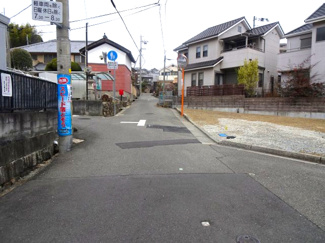 【前面道路含む現地写真】 | 川西市萩原2丁目5-3　建築条件無土地