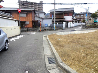 【前面道路含む現地写真】 | 川西市萩原2丁目5-3　建築条件無土地