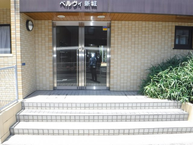 ベルヴィ新城のエントランス