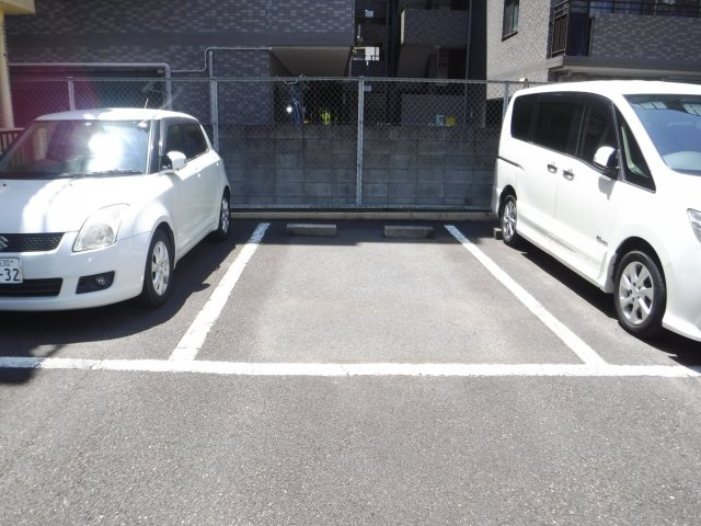 ベルヴィ新城の駐車場