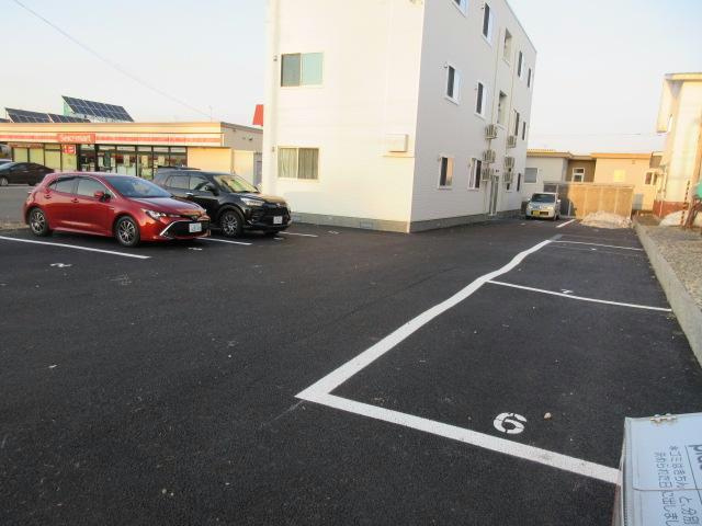 plus Uの駐車場