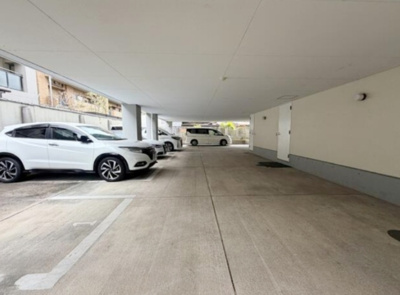 【駐車場】 | エクセレンス青門 | 屋根付き駐車場のため、大切な車が汚れる心配もないですね