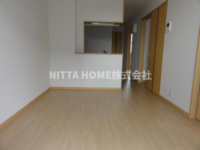 フィオーレの居間・リビング|南向きのバルコニーがついた１０．５帖のリビングルームです＊