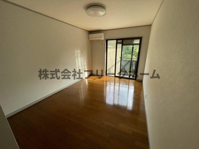 武蔵野市西久保１丁目のアパートの居間・リビング