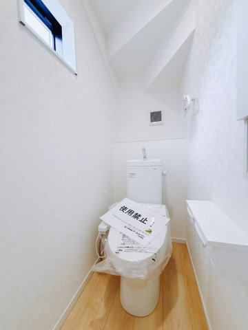 【新築戸建】足利市今福町第1のトイレ|■トイレ｜1階と2階にトイレがございます♪壁には小物を置けるスペースがあるのでトイレットペーパーのストックを置いておくのにも便利です♪写真などを飾ってもおしゃれですね♪