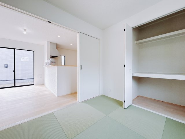 【新築戸建】足利市今福町第1の和室|■和室｜扉付きの和室なのでプライベートな空間にもなります。ご両親がお泊りになっても、ぬくもりを感じられる和室でゆっくりとお寛ぎいただけます♪