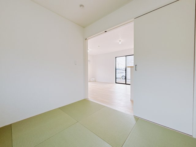 【新築戸建】足利市今福町第1の和室|■和室｜リビングと繋がっている和室は、お子様の様子を見守りながらお洗濯物を畳んだり、家事の合間のちょっとした休憩やのんびりお昼寝にも♪セカンドリビングとしてもお使いいただけます。