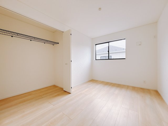 【新築戸建】足利市今福町第1の洋室|■洋室｜お子様の一人部屋にピッタリな洋室。木のぬくもりを感じるフローリングは、天然木の味わいが時とともに深みを増していきます。また、傷にも強く、フリーワックスでお手入れもラクラクです♪