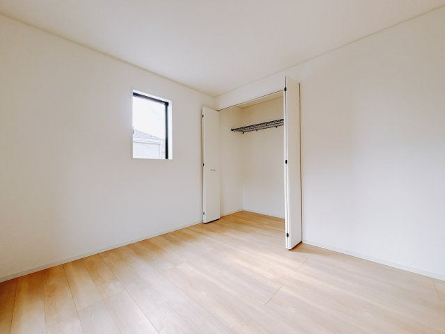 【新築戸建】足利市今福町第1の洋室|■洋室｜広い寝室ならインテリアも自由自在にお楽しみいただけます♪お外から帰ってきた後は寝室でゆっくり自分の時間をお過ごしください。