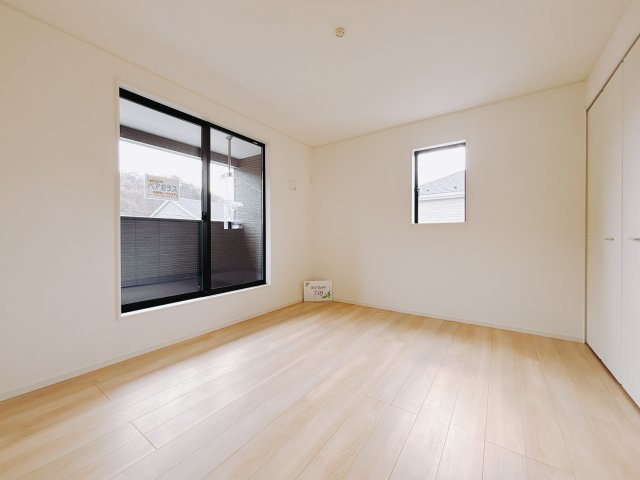 【新築戸建】足利市今福町第1の洋室|■洋室｜バルコニーにも出られる2階の一室♪お勉強などに疲れたら気晴らしもできますね♪収納も大容量で、お部屋がいつでもスッキリ片付きます＊。