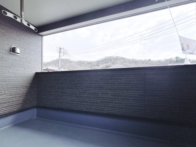 【新築戸建】足利市今福町第1のバルコニー|■バルコニー｜普通のバルコニーより広い仕様のバルコニー。洗濯物やお布団だけでなく雨の日にたまった洗濯物はもちろん、プランターを置くことで家庭菜園も可能です♪