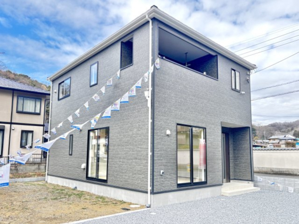 【新築戸建】足利市今福町第1の外観|■外観｜南西側のお庭なので暗くなりがちな夕方も明るい印象にしてくれます♪道路から離れたお庭なのでお子様が外で遊ぶ際も安心です♪リビングからお庭が見える子育て世帯にも嬉しい設計です♪