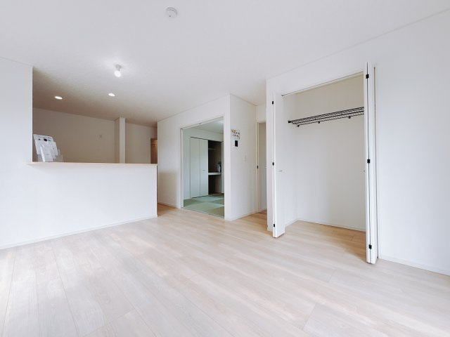 【新築戸建】足利市今福町第1の居間・リビング|■リビング｜家族でゆったりくつろげる、居心地の良いリビング♪賃貸と違って、テレビや音楽の音を気にしなくて良いことが嬉しいですね(*＾＾*)