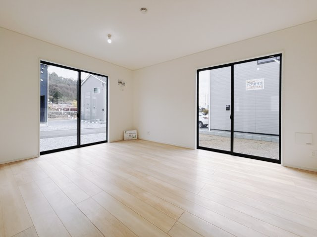 【新築戸建】足利市今福町第1の居間・リビング|■リビング｜落ち着きのある表情を見せるリビングダイニング。太陽の光がたっぷり差し込むリビングは、自然とご家族が集まる居心地の良い空間です。