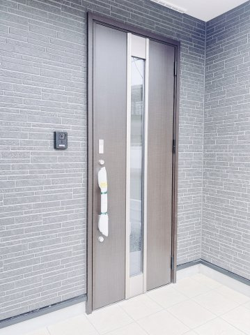 【新築戸建】足利市今福町第1の玄関|■玄関｜「玄関から、我が家を心地よく。自然の風や光を感じられる気持ちのいい玄関へ。」永く居心地のいい暮らしを演出する快適性能と安心を両立させたドアを採用しました！