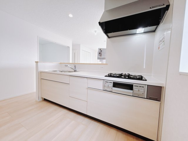 【新築戸建】足利市今福町第1のキッチン|■キッチン｜お料理をしながらお子様の様子を見守ることができる対面キッチンを採用。コミュニケーションがとりやすく、家族の絆が深まります。