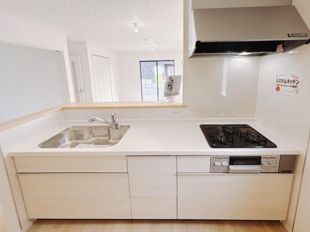 【新築戸建】足利市今福町第1のキッチン|■キッチン｜全スライド式収納キッチン。鍋やお皿の出し入れもラクラクです☆また、ワークトップ幅が広く、お子さまと並んで料理ができます♪