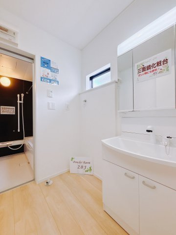 【新築戸建】足利市今福町第1の洗面所|■洗面室｜三面鏡の洗面台は鏡の裏が収納ポケットになっているので、ヘアケア用品や歯ブラシなどでごちゃつきがちな洗面台周りがスッキリ片付きます。　