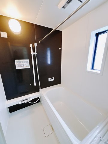 【新築戸建】足利市今福町第1の浴室|■浴室｜足を伸ばしてゆったりと入浴ができる1坪タイプのバスルームです♪大きな窓がついておりますので、湿気で篭りがちなバスルームも換気することができます( ＾＾ )