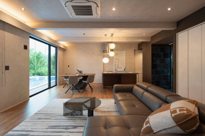 【居間・リビング】 | Vilike一碧湖 | 室内からも一碧湖を望めます