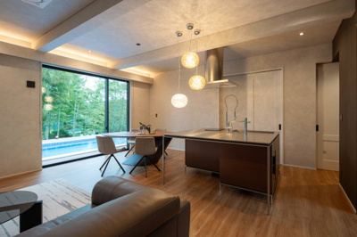 【居間・リビング】 | Vilike一碧湖 | 開口部が広く明るい空間