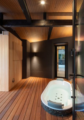 【その他】 | Vilike一碧湖 | 室内からデッキにそのまま出てジャグジーも楽しめます