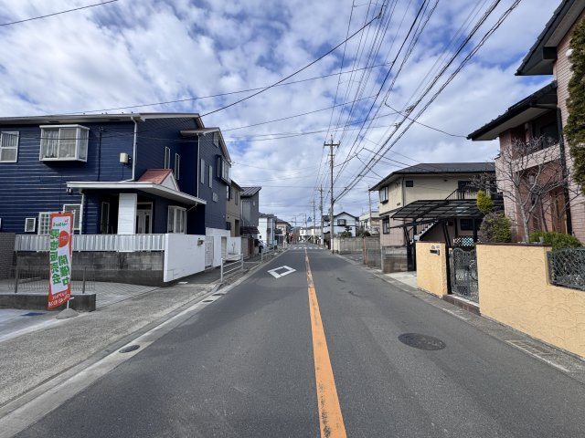 市川市本北方２丁目新築戸建【北方小学校：6分】の前面道路含む現地写真|北側前面道路・幅員約8ｍ