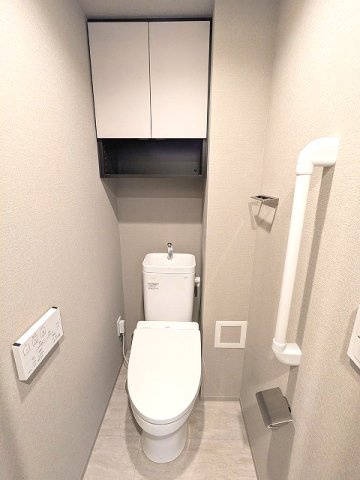 ニド元浅草のトイレ|洗面室と独立した温水洗浄便座です