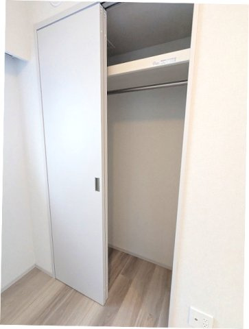 ニド元浅草の収納|4帖洋室のクローゼット、ベッド配置しやすい様にスライドドアです