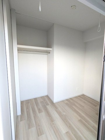 ニド元浅草の設備|バルコニーに面した3.3帖洋室、上層階からはスカイツリー隅田川花火見えます、オープンクローゼットの上部にカーテンレール付きで隠せます、取り外し可能な室内物干し設備付きです