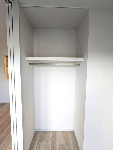 ニド元浅草の設備|バルコニーに面した3.3帖洋室、オープンクローゼットの上部にカーテンレール付きで隠せます