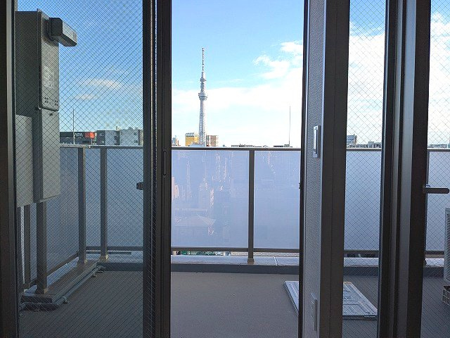ニド元浅草の設備|バルコニーに面した3.3帖洋室、上層階からはスカイツリー隅田川花火見えます