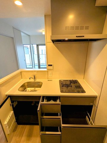 ニド元浅草の設備|ガス2口システムカウンターキッチン、瀟洒でお手入れ楽なガラストップコンロです