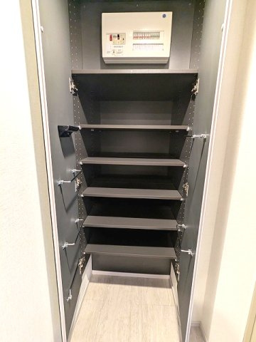 ニド元浅草の設備|傘フック付、収納豊富なトールタイプのシューズBOXです、表面に姿水鏡付です