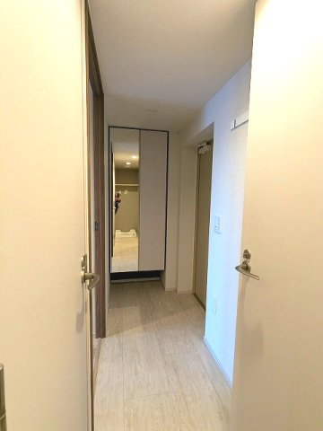 ニド元浅草の設備|広々の玄関です、収納豊富なトールタイプのシューズBOXです、表面に姿水鏡付です