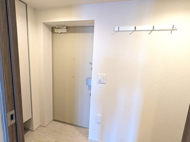 ニド元浅草の設備|広々の玄関です、ディンプルキーのダブルロックセキュリティ、人感センサー付玄関ライト、コートフック付