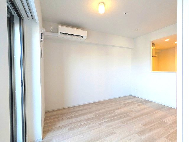 ニド元浅草の内装|リビングにエアコン付きです、インターネット無料、カウンターキッチン